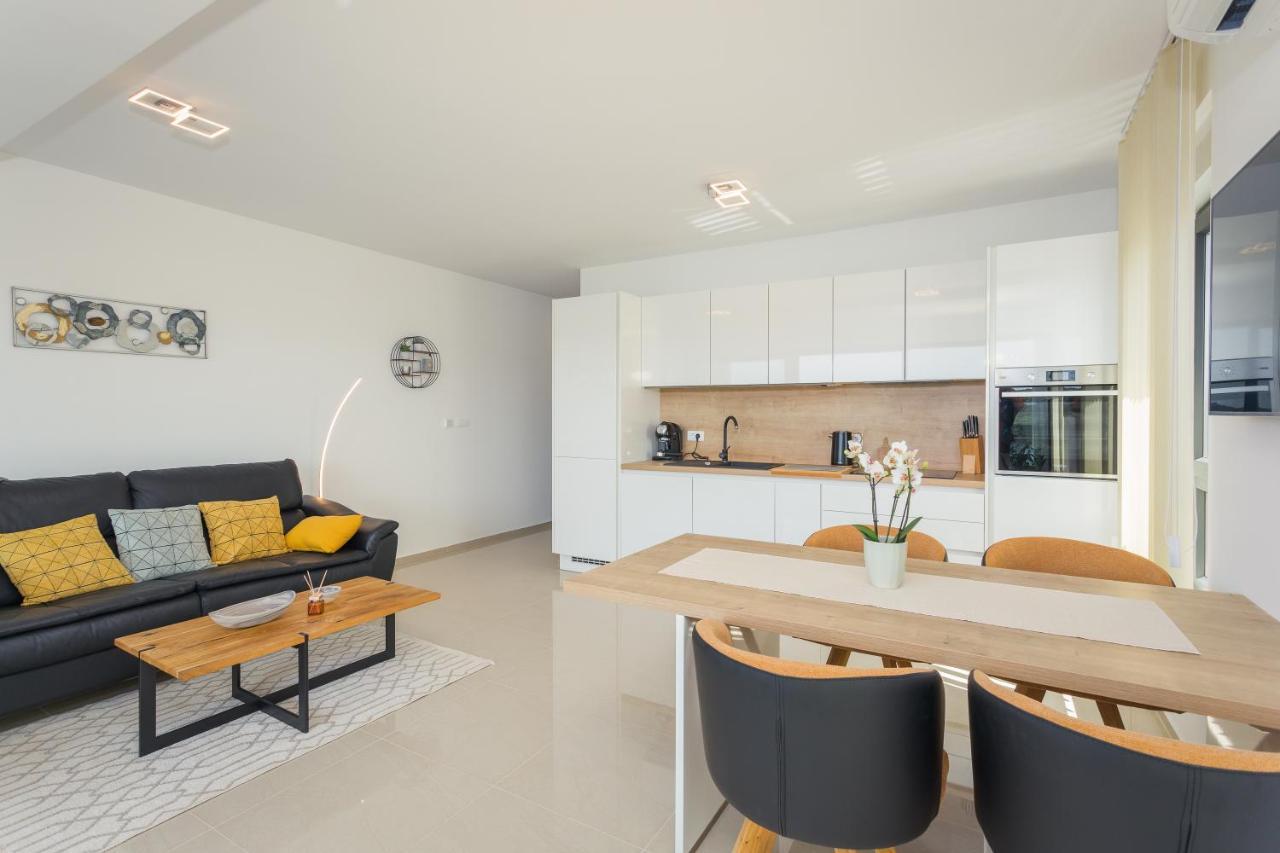 Luton Apartment บานโจเล ภายนอก รูปภาพ