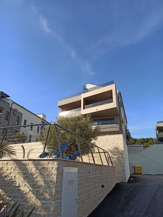 Luton Apartment บานโจเล ภายนอก รูปภาพ